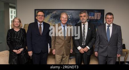 Bericht: Admin Nelson und Deputy Admin Melroy treffen sich mit der argentinischen Weltraumorganisation - von links nach rechts, stellvertretender NASA-Administrator, Pam Melroy, Berater des Ministers für Wissenschaft und Technologie, Guillermo Salvatierra, NASA-Administrator Bill Nelson, Minister für Wissenschaft, Technologie und Innovation, Daniel Filmus, und geschäftsführender und technischer Direktor der Comisión Nacional de Actividades Espaciales (CONAE), Raúl Kulichevsky Dienstag, 22. März 2022, am Hauptsitz der NASA Stockfoto