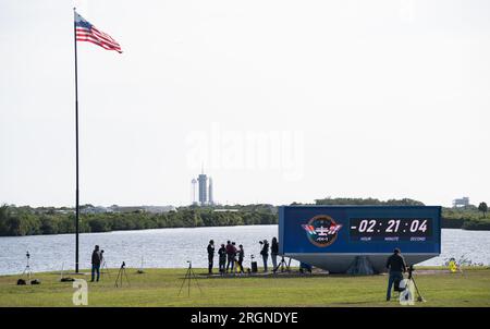 Bericht: Axiom Mission 1 (April 2022) - Eine SpaceX-Falcon-9-Rakete mit dem Crew-Dragon-Raumschiff der Firma an Bord auf dem Startplatz von Launch Complex 39A zu sehen ist, während Medienmitglieder neben der Countdown-Uhr auf der Pressestation des Kennedy Space Center der NASA vor dem Start der Axiom Mission 1 (AX-1) zu sehen sind; Freitag, 8. April 2022, in Florida. Stockfoto