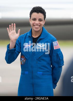 Reportage: SpaceX Crew-4 Mission (April 2022) - NASA-Astronaut Jessica Watkins wird nach Ankunft an der Start- und Landeanlage im Kennedy Space Center der NASA vor der Crew-4 Mission von SpaceX am Montag, den 18. April 2022, in Florida gesehen. Stockfoto