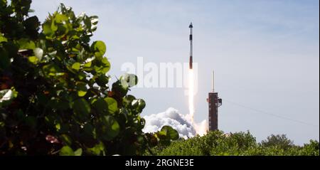 Reportage: Axiom Mission 1 (April 2022) - Eine SpaceX Falcon 9 Rakete, die das Crew Dragon-Raumschiff des Unternehmens transportiert, wird auf der Axiom Mission 1 (AX-1) zur Internationalen Raumstation am Freitag, den 8. April 2022, im Kennedy Space Center der NASA in Florida gestartet. Stockfoto