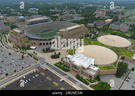 Eine allgemeine Gesamtansicht des Purcell Pavillons und des Joyce Center (rechts) und des Notre Dame Stadions auf dem Campus von Notre Dame, Montag, 7. August 2023, in South Bend, Ind Stockfoto