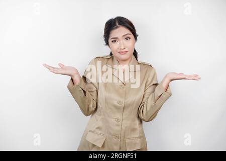 Verwirrte asiatische Regierungsarbeiterinnen haben Denkgesten. PNS trägt eine khakifarbene Uniform. Stockfoto