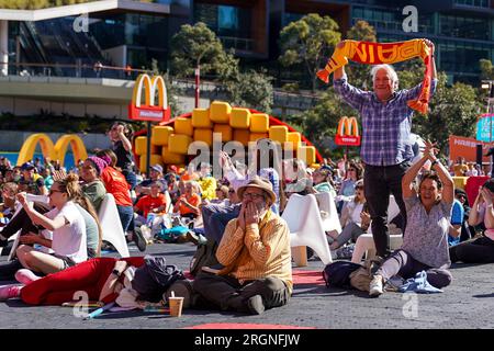 Sydney, Australien. 11. Aug. 2023. Sydney, Australien, August 10. 2023: Spanische Fans feiern ein Tor, und niederländische Fans sehen beim FIFA Fanfestival 2023 während des Fußballspiels der FIFA Womens World Cup 2023 zwischen Spanien und den Niederlanden in Sydney, Australien, deprimiert aus. (Daniela Porcelli/SPP) Kredit: SPP Sport Press Photo. Alamy Live News Stockfoto