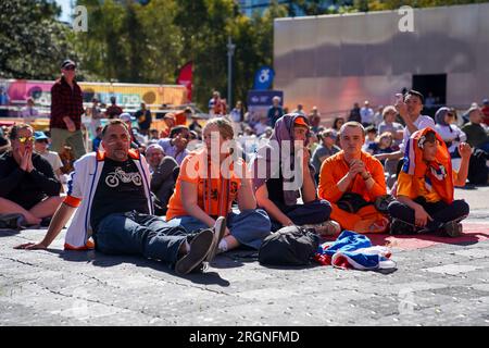 Sydney, Australien. 11. Aug. 2023. Sydney, Australien, August 10. 2023: Fans der Niederlande sehen traurig aus, nachdem Spanien beim FIFA Fanfestival 2023 während des Fußballspiels der FIFA Frauen-Weltmeisterschaft 2023 zwischen Spanien und den Niederlanden in Sydney, Australien, ein Tor geschossen hat. (Daniela Porcelli/SPP) Kredit: SPP Sport Press Photo. Alamy Live News Stockfoto