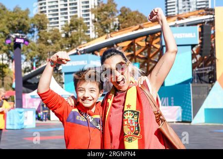 Sydney, Australien. 11. Aug. 2023. Sydney, Australien, August 10. 2023: Fans Spaniens feiern ihren Sieg und ihre Qualifikation im Viertelfinale beim FIFA Fanfestival 2023 während des Fußballspiels FIFA Womens World Cup 2023 zwischen Spanien und den Niederlanden in Sydney, Australien. (Daniela Porcelli/SPP) Kredit: SPP Sport Press Photo. Alamy Live News Stockfoto