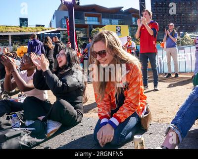 Sydney, Australien. 11. Aug. 2023. Sydney, Australien, August 10. 2023: Fans der Niederlande sehen deprimiert aus, während Fans Spaniens ihren Sieg und ihre Qualifikation im Viertelfinale beim FIFA Fanfestival 2023 während des Fußballspiels der FIFA Womens World Cup 2023 zwischen Spanien und den Niederlanden in Sydney, Australien, feiern. (Daniela Porcelli/SPP) Kredit: SPP Sport Press Photo. Alamy Live News Stockfoto