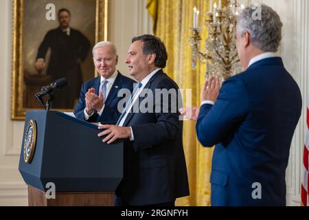 Reportage: Präsident Joe Biden veranstaltet eine offizielle Übergangsereignis für den scheidenden Stabschef Ron Klain - der scheidende Stabschef Ron Klain hält zu seiner Abreise Bemerkungen ab. und um seinen neuen Nachfolger Jeff Zients zu begrüßen, Mittwoch, den 1. Februar 2023, im Ostzimmer des Weißen Hauses. Stockfoto