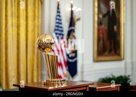 Bericht: 2022 NBA Champions Golden State Warriors Visit the White House (2023) – die Trophäe der NBA-Meisterschaft wird vor einer Veranstaltung gesehen, bei der die Golden State Warriors im White House zur Feier ihrer NBA-Meisterschaft 2022 am Dienstag, den 17. Januar 2023, im East Room empfangen werden. Stockfoto