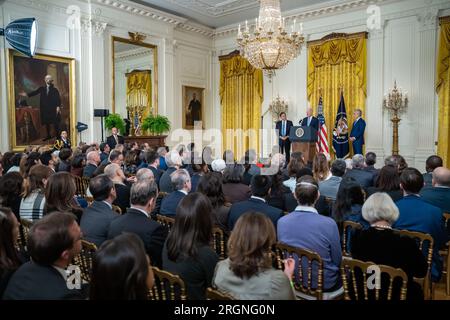 Bericht: Präsident Joe Biden veranstaltet eine offizielle Übergangsereignis für den scheidenden Stabschef Ron Klain - Präsident Joe Biden veranstaltet eine offizielle Übergangsereignis für den scheidenden Stabschef Ron Klain und seinen neuen Nachfolger Jeff Zients am Mittwoch, den 1. Februar 2023, im Ostzimmer des Weißen Hauses. Stockfoto