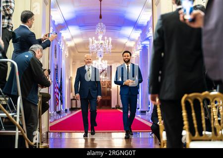 Bericht: 2022 NBA Champions Golden State Warriors besuchen das Weiße Haus (2023) - Präsident Joe Biden und Golden State Warriors Guard Steph Curry Walk to the East Room für eine Veranstaltung, bei der die Warriors im Weißen Haus zur Feier ihrer NBA-Meisterschaft 2022 am Dienstag, den 17. Januar 2023 willkommen heißen. Stockfoto