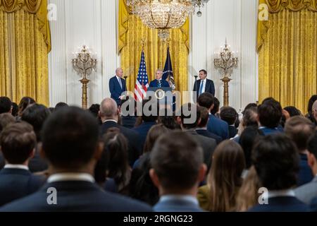 Präsident Joe Biden veranstaltet ein offizielles Übergangstreffen für den scheidenden Stabschef Ron Klain - Präsident Joe Biden veranstaltet ein offizielles Übergangstreffen für den scheidenden Stabschef Ron Klain und seinen neuen Nachfolger Jeff Zients, das hier auf dem Podium abgebildet ist, am Mittwoch, den 1. Februar 2023. im Ostzimmer des Weißen Hauses. Stockfoto