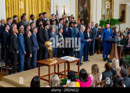 Bericht: 2022 NBA Champions Golden State Warriors Visit the White House (2023) – Golden State Warriors Guard Steph Curry gibt Vorträge und präsentiert dem Präsidenten Joe Biden und Vizepräsidentin Kamala Harris auf einer Veranstaltung anlässlich der NBA-Meisterschaft 2022 der Warriors am Dienstag, den 17. Januar 2023, Teamtrikots. im Ostzimmer des Weißen Hauses. Stockfoto