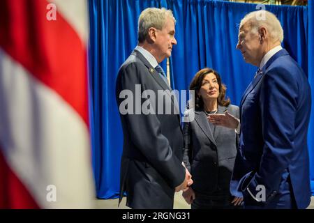 Bericht: Biden besucht West Side Rail Yard in New York (Januar 2023) – Präsident Joe Biden trifft New Yorker Gouverneur Kathy Hochul und New Jersey Gouverneur Phil Murphy am Dienstag, den 31. Januar 2023, am West Side Rail Yard in New York. Stockfoto