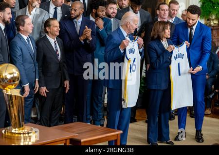 Bericht: 2022 NBA Champions Golden State Warriors Visit the White House (2023) – Golden State Warriors Guard Steph Curry gibt Vorträge und präsentiert dem Präsidenten Joe Biden und Vizepräsidentin Kamala Harris auf einer Veranstaltung anlässlich der NBA-Meisterschaft 2022 der Warriors am Dienstag, den 17. Januar 2023, Teamtrikots. im Ostzimmer des Weißen Hauses. Stockfoto