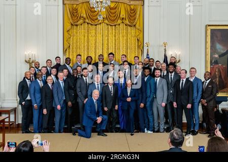 Bericht: 2022 NBA Champions Golden State Warriors Visit the White House (2023) – Präsident Joe Biden und Vizepräsident Kamala Harris posieren für ein Gruppenfoto mit 2022 NBA Champion Golden State Warriors am Dienstag, den 17. Januar 2023, im East Room des Weißen Hauses. Stockfoto