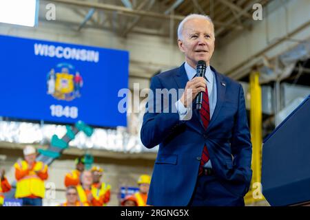 Bericht: Präsident Joe Biden besucht LiUNA Training Center (2023) – Präsident Joe Biden gibt am Mittwoch, den 8. Februar 2023, eine Stellungnahme zur Wirtschaft im LiUNA Training Center in DeForest, Wisconsin. Stockfoto