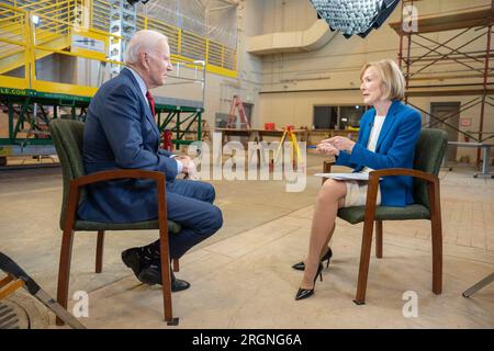 Reportage: President Joe Biden nimmt am Mittwoch, den 8. Februar 2023, an einem Interview mit Judy Woodruff von PBS News im LiUNA Training Center in DeForest, Wisconsin, Teil. Stockfoto