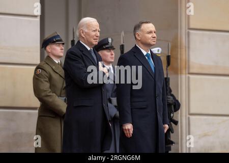 Bericht: Besuch von Joe Biden in Polen (2023) - Präsident Joe Biden trifft am Dienstag, den 21. Februar 2023, im Präsidentenpalast in Warschau (Polen) ein, und wird vom polnischen Präsidenten Andrzej Duda begrüßt. Stockfoto