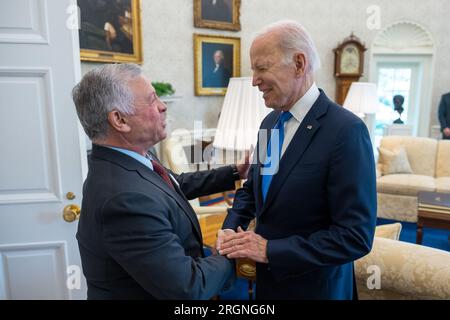 Reportage: Präsident Joe Biden begrüßt König Abdullah II. Von Jordanien am Donnerstag, den 2. Februar 2023, im Oval Office des Weißen Hauses. Stockfoto