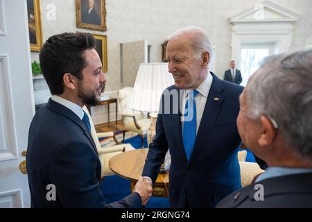 Reportage: Präsident Joe Biden begrüßt König Abdullah II. Und Kronprinz Hussein von Jordanien vor ihrem Mittagessen am Donnerstag, den 2. Februar 2023, im Oval Office des Weißen Hauses. Stockfoto