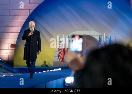 Bericht: Besuch von Joe Biden in Polen (2023) - Präsident Joe Biden hält am Dienstag, den 21. Februar 2023, eine Rede im Königlichen Schloss Warschau in Warschau, Polen. Stockfoto