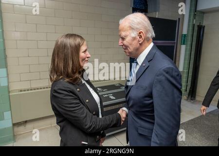 Bericht: Präsident Joe Biden begrüßt Jana Curtis, Gründerin von Get the Lead Out Riverwards, bevor er am Freitag, den 3. Februar 2023, in der Belmont-Wasseraufbereitungsanlage in Philadelphia über die Infrastrukturfinanzierung für das Wassersystem von Philadelphia spricht. Stockfoto