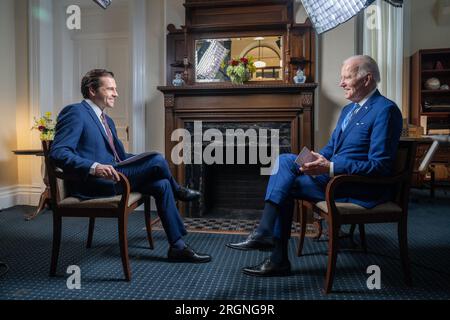 Reportage: Präsident Joe Biden nimmt an einem Interview mit Julio Vaquerio von Telemundo am Donnerstag, den 9. Februar 2023, an der University of Tampa in Tampa, Florida, Teil. Stockfoto