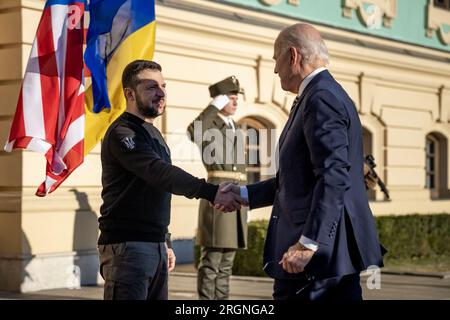 Bericht: Besuch von Joe Biden in der Ukraine (2023) – Präsident Joe Biden begrüßt den ukrainischen Präsidenten Wolodymyr Zelenskyy am Montag, den 20. Februar 2023, während einer unangekündigten Reise nach Kiew, Ukraine, im Mariinsky-Palast. Stockfoto