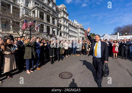 Ron Klain wird von Mitarbeitern des Weißen Hauses angefeuert, nachdem er den Westflügel zum letzten Mal verlassen hat, Mittwoch, den 8. Februar 2023, in der West Executive Avenue im Weißen Haus. Stockfoto