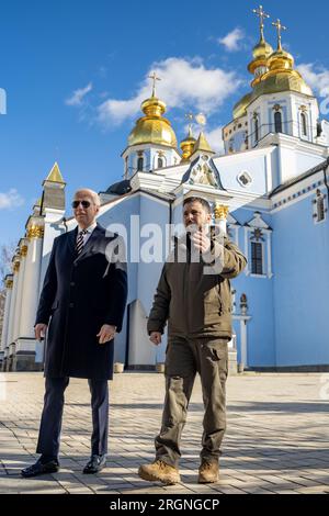 Bericht: Besuch von Joe Biden in der Ukraine (2023) - Präsident Joe Biden geht mit dem ukrainischen Präsidenten Volodymyr Zelenskyy in St. Michael's Cathedral, Montag, 20. Februar 2023, während einer unangekündigten Reise nach Kiew, Ukraine. Stockfoto