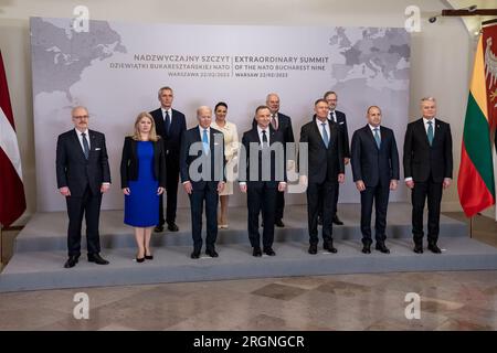 Bericht: Biden-Besuch in Polen anlässlich des außerordentlichen Gipfels der NATO-Tagung in Bukarest Nine (2023) - Präsident Joe Biden posiert für ein Familienfoto mit Bukarest neun Staatschefs und dem NATO-Generalsekretär Jens Stoltenberg am Mittwoch, den 22. Februar 2023, im Präsidentenpalast in Warschau, Polen. Stockfoto