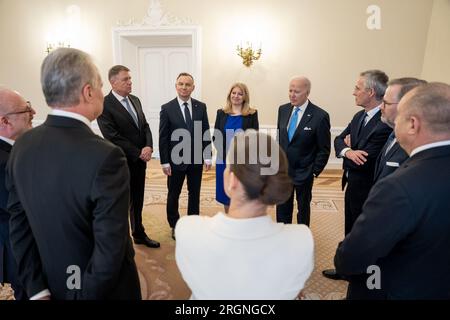 Bericht: Biden-Besuch in Polen anlässlich des außerordentlichen Gipfels der NATO-Tagung in Bukarest Nine (2023) - Präsident Joe Biden trifft sich am Mittwoch, den 22. Februar 2023, mit der Bukarest Nine im Präsidentenpalast in Warschau (Polen). Stockfoto