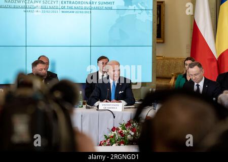 Bericht: Biden-Besuch in Polen anlässlich des Sondergipfels der NATO-Tagung in Bukarest Nine (2023) - Präsident Joe Biden hält Bemerkungen auf dem Sondergipfel der NATO in Bukarest Nine am Mittwoch, den 22. Februar 2023, im Präsidentenpalast in Warschau, Polen. Stockfoto