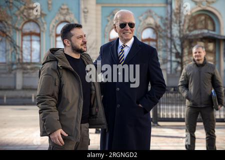 Bericht: Besuch von Joe Biden in der Ukraine (2023) - Präsident Joe Biden geht mit dem ukrainischen Präsidenten Wolodymyr Zelenskyy am Montag, den 20. Februar 2023, während einer unangekündigten Reise nach Kiew, Ukraine, spazieren. Stockfoto