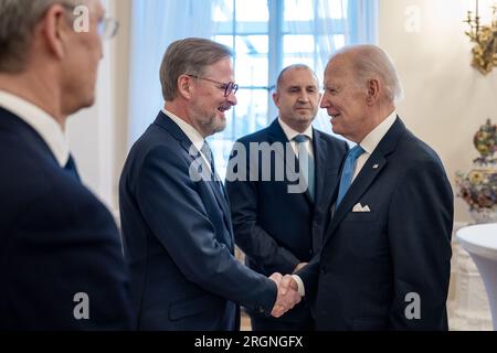 Bericht: Biden Besuch in Polen zum außerordentlichen NATO-Gipfel in Bukarest Nine (2023) – Präsident Joe Biden begrüßt den tschechischen Premierminister Petr Fiala zu einem Treffen mit Bukarest Nine am Mittwoch, den 22. Februar 2023, im Präsidentenpalast in Warschau (Polen). Stockfoto