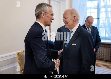 Bericht: Biden-Besuch in Polen anlässlich des außerordentlichen Gipfels der neunten NATO-Tagung in Bukarest (2023) – Präsident Joe Biden begrüßt NATO-Sekretär Jens Stoltenberg am Mittwoch, den 22. Februar 2023, im Präsidentenpalast in Warschau (Polen); er kommt zu einem Treffen mit den Bukarest Nine. Stockfoto