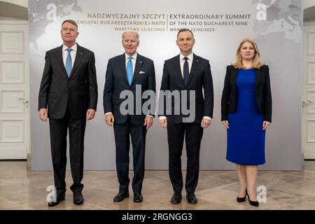 Bericht: Biden-Besuch in Polen anlässlich des außerordentlichen Gipfels der NATO-Tagung in Bukarest Nine (2023) - Präsident Joe Biden posiert für ein Foto von links mit dem rumänischen Präsidenten Klaus Iohannis, dem polnischen Präsidenten Andrzej Duda und der slowakischen Präsidentin Zuzana Caputova am Mittwoch, den 22. Februar 2023, im Präsidentenpalast in Warschau, Polen. Stockfoto