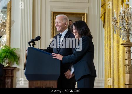 Bericht: Ernennung der stellvertretenden Arbeitsministerin Julie Su zum Arbeitsminister (2023) – Präsident Joe Biden gibt am Mittwoch, den 1. März 2023, eine Stellungnahme zu seiner Ernennung von Julie Su zum Arbeitsminister im Ostzimmer des Weißen Hauses ab. Stockfoto