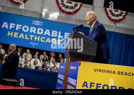 Reportage: President Biden Besuch in Virginia Beach für eine Rede über das Gesundheitswesen (2023) - Präsident Joe Biden spricht über den Schutz des Zugangs zu erschwinglicher Gesundheitsversorgung, Dienstag, 28. Februar 2023, im Kempsville Recreation Center in Virginia Beach, Virginia. Stockfoto