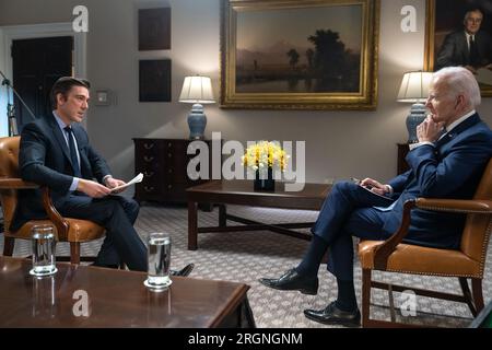 Reportage: Präsident Joe Biden nimmt am Freitag, den 24. Februar 2023, an einem Interview mit David Muir von ABC News im Roosevelt-Saal des Weißen Hauses Teil. Stockfoto