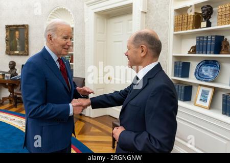 Reportage: Präsident Joe Biden begrüßt Bundeskanzler Olaf Scholz am Freitag, den 3. März 2023, im Oval Office des Weißen Hauses. Stockfoto