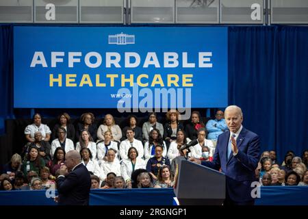 Reportage: President Biden Besuch in Virginia Beach für eine Rede über das Gesundheitswesen (2023) - Präsident Joe Biden spricht über den Schutz des Zugangs zu erschwinglicher Gesundheitsversorgung, Dienstag, 28. Februar 2023, im Kempsville Recreation Center in Virginia Beach, Virginia. Stockfoto