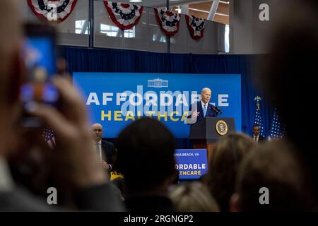 Reportage: President Biden Besuch in Virginia Beach für eine Rede über das Gesundheitswesen (2023) - Präsident Joe Biden spricht über den Schutz des Zugangs zu erschwinglicher Gesundheitsversorgung, Dienstag, 28. Februar 2023, im Kempsville Recreation Center in Virginia Beach, Virginia. Stockfoto