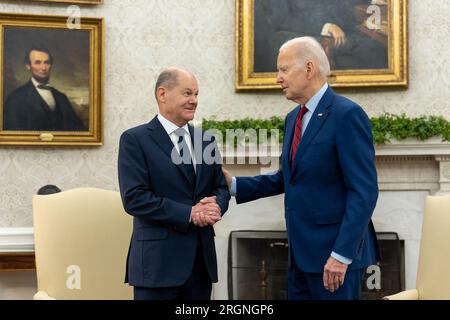 Reportage: Präsident Joe Biden begrüßt Bundeskanzler Olaf Scholz am Freitag, den 3. März 2023, im Oval Office des Weißen Hauses. Stockfoto