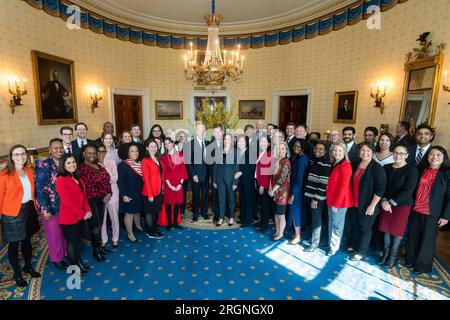 Bericht: Ernennung der stellvertretenden Arbeitsministerin Julie Su zum Arbeitsminister (2023) – Präsident Joe Biden und Vizepräsident Kamala Harris posieren für ein Foto mit dem scheidenden Arbeitsminister Marty Walsh, Arbeitsministerin Julie Su und Gästen, Mittwoch, den 1. März 2023, im Blauen Raum des Weißen Hauses. Stockfoto