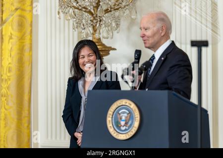 Bericht: Ernennung der stellvertretenden Arbeitsministerin Julie Su zum Arbeitsminister (2023) – Präsident Joe Biden gibt am Mittwoch, den 1. März 2023, eine Stellungnahme zu seiner Ernennung von Julie Su zum Arbeitsminister im Ostzimmer des Weißen Hauses ab. Stockfoto