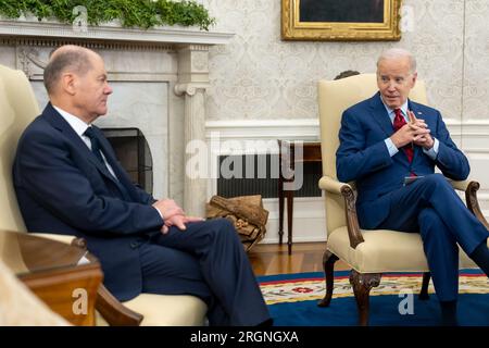 Bericht: Präsident Joe Biden nimmt an einem bilateralen Treffen mit Bundeskanzler Olaf Scholz am Freitag, den 3. März 2023, im Oval Office des Weißen Hauses Teil. Stockfoto