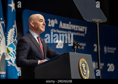 Reportage: 20. Jubiläum der Veranstaltung des Department of Homeland Security (2023) - Department of Homeland Security Secretary Alejandro Mayorkas hält Bemerkungen und stellt Präsident Joe Biden auf einer Veranstaltung anlässlich des 20. Jahrestages des DHS vor, Mittwoch, den 1. März 2023, im DHS St. Elizabeth's Campus in Washington, D.C. Stockfoto