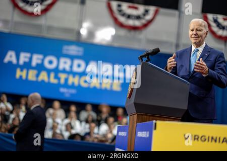 Reportage: President Biden Besuch in Virginia Beach für eine Rede über das Gesundheitswesen (2023) - Präsident Joe Biden spricht über den Schutz des Zugangs zu erschwinglicher Gesundheitsversorgung, Dienstag, 28. Februar 2023, im Kempsville Recreation Center in Virginia Beach, Virginia. Stockfoto