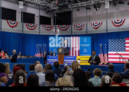 Reportage: President Biden Besuch in Virginia Beach für eine Rede über das Gesundheitswesen (2023) - Präsident Joe Biden spricht über den Schutz des Zugangs zu erschwinglicher Gesundheitsversorgung, Dienstag, 28. Februar 2023, im Kempsville Recreation Center in Virginia Beach, Virginia. Stockfoto